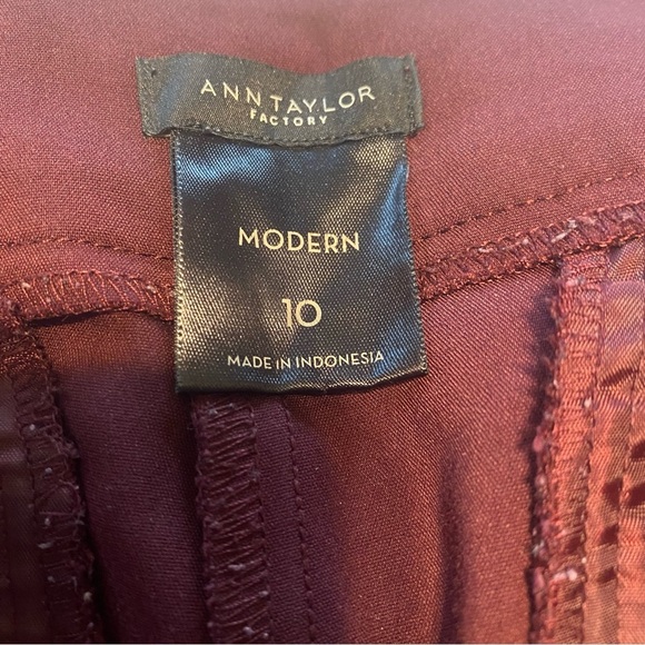 Ann Taylor Factory Burgundy Modern Fit Mid-Rise Straight Leg Dress Pant Size 10 - Picture 2 of 7